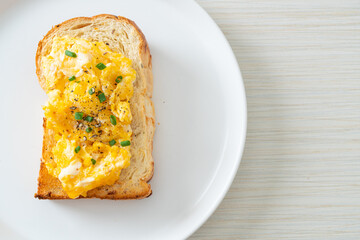 bread toast with scramble egg