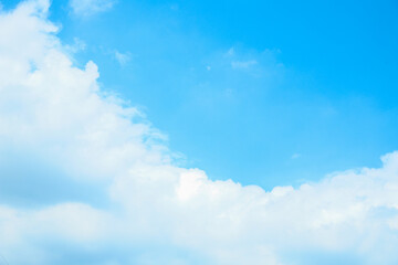 하얀 뭉게구름이 떠 있는 파란하늘
blue sky with white puffy clouds
