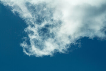 Abstrakte Wolken Strukturen am Blauen Himmel