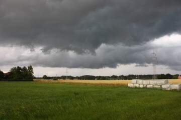 Dunkle Regenwolken über den Feldern von Lippetal Büninghausen