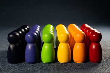 並べられた七色のペグ人形