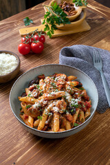 pasta con sugo di funghi e olive