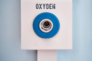 A device for supplying oxygen to patients with respiratory problems in a hospital