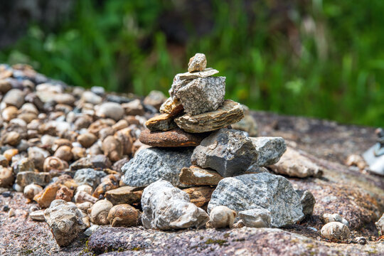 Steine in Balance - Pyramidenf&ouml;rmiger Steinhaufen