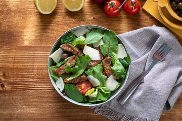 insalata con carne e formaggio