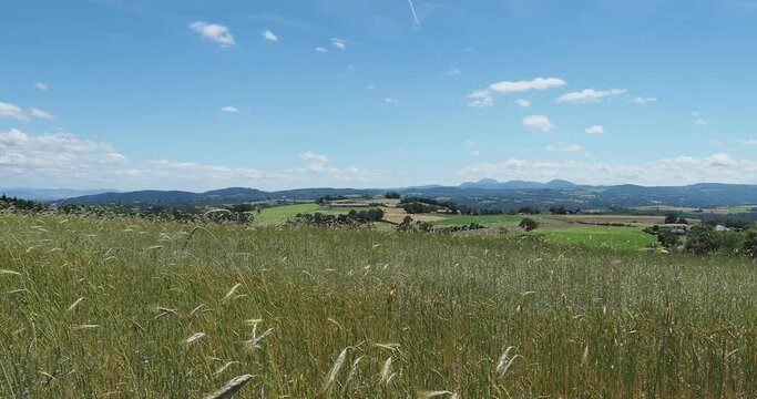 Paysages d'Auvergne. Vue sur le massif central. De Pont-du-Chateau, Combronde, Riom, les Monts D&ocirc;mes et Dores &agrave; Pontgibaud et Manzat depuis les collines de Pardoux dans le Puy-de-D&ocirc;me
