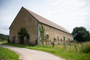 Fototapeta na wymiar Bâtiment agricole du Nivernais
