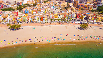 Vista Aéreas de la Playa de Villajoyosa con sus bonitas y características fachadas tan coloridas. - obrazy, fototapety, plakaty