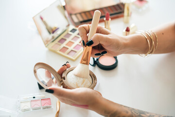 Beauty blogger producing makeup tutorial - obrazy, fototapety, plakaty