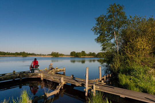 Vissers op steiger, Fishers at landing stage