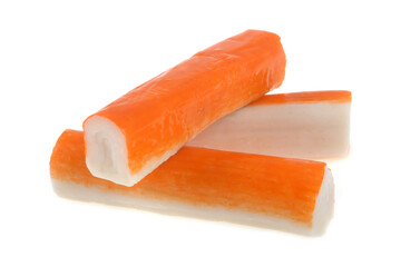 Bâtonnets de surimi entassés en gros plan sur fond blanc