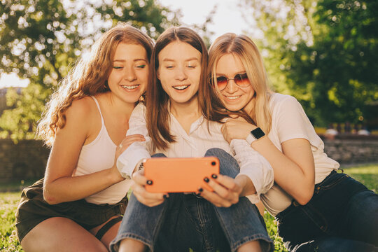 Lifestyle sunny image of best friend girls taking selfie outdoors