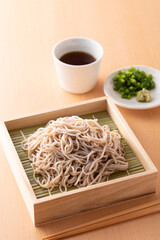 日本のざるそばを食べる