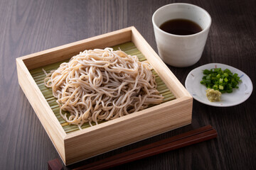 日本のざるそばを食べる