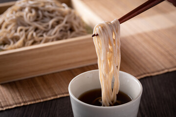 日本のざるそばを食べる