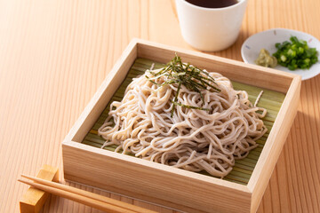 日本のざるそばを食べる