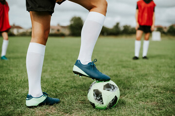 Junior football team playing on the field © Rawpixel.com