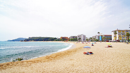 Obraz premium Pueblo y playa de Lloret de Mar, Girona, Catalunya, España, Europa