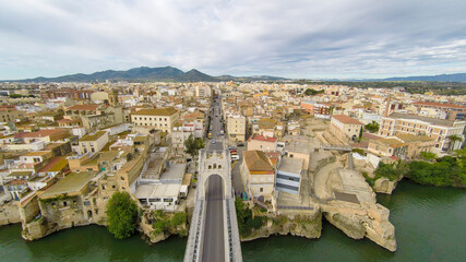 Obraz premium aerial views of the ebro river with boats and villages