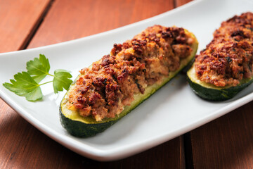 Piatto con deliziose zucchine al forno ripiene di carne macinata di manzo, Cucina Italiana 