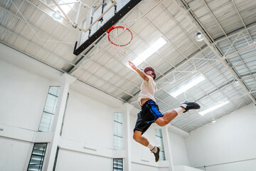Young basketball player shoot © Rawpixel.com