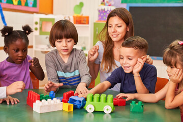 Kinder spielen im Kindergarten mit bunten Bausteinen