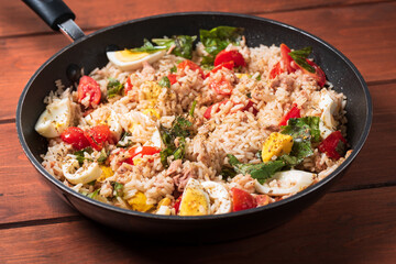 Risotto mediterraneo con tonno, uova e verdure fresche 