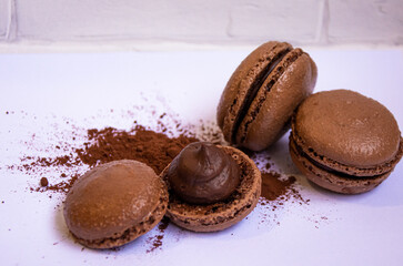 Biscoito Macaron chocolate e recheio aparente para postar com fundo / Macaron Cookie to post with background
