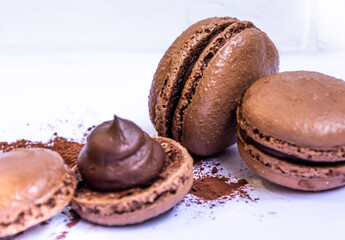 Biscoito Macaron chocolate e recheio aparente para postar com fundo / Macaron Cookie to post with background
