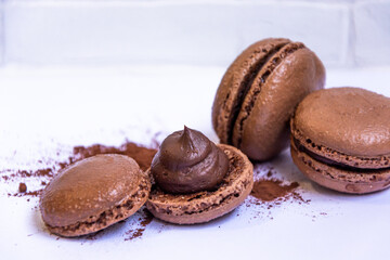 Biscoito Macaron chocolate e recheio aparente para postar com fundo / Macaron Cookie to post with background