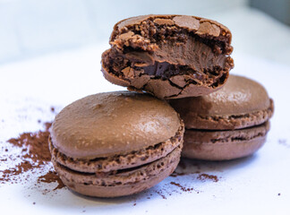 Biscoito Macaron de chocolate mordido para postar com fundo / Macaron Cookie to post with background