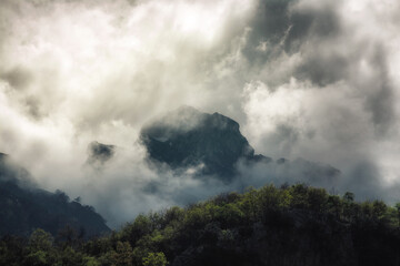 Fototapeta na wymiar cloudy mountains in picos de europa