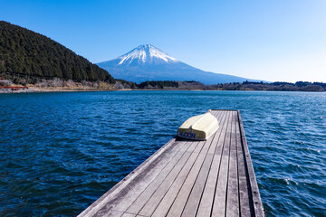 田貫湖から見渡す冬の富士山