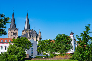 Obraz premium Stadtansicht von Xanten am Niederrhein (Deutschland) mit altem Rathaus, St. Viktor Dom und der Karthaus