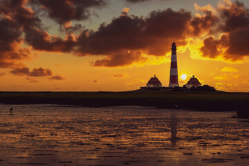 Fototapeta premium Sonnenuntergang am Leuchtturm Westerheversand