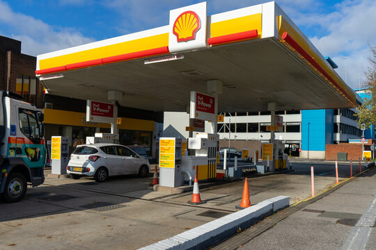 11/05/2019 Portsmouth, Hampshire, UK the exterior of a shell fuel garage with cars on the forecourt