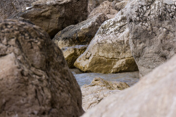 Fototapeta na wymiar clear water stone rock sea. Stones and water background