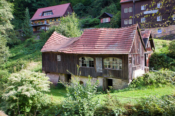 Obraz premium Historische Holzhäuser und traditionelle Architektur in Kurort Rathen, Sächsische Schweiz-Osterzgebirge, Sachsen, Deutschland. Altes Fachwerkhaus am Hang im Elbsandsteingebirge