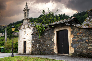 Fototapeta na wymiar Pesoz, un pueblo turístico y típico del occidente de Asturias