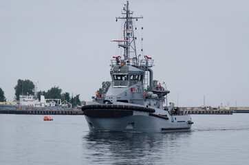 WARSHIP - A tugboat of Polish Navy is maneuvering in the port © Wojciech Wrzesień