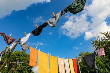 Handtücher und Unterwäsche zum Trocknen aufgehängt