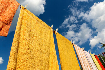 Wäscheleine mit Handtüchern als bunter Wäsche und Klammern
