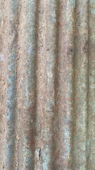 雨ざらしで錆びたトタン波板