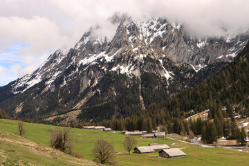 Schweizer Alpenidylle; Blick über das Reichenbachtal zu den Engelhörnern