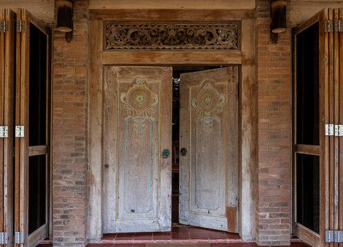 Gebyok is one of the typical Javanese furniture in the form of a Javanese partition, which is generally made of teak wood.
On the side of gebyok are folded glass window and terracotta brick wall.