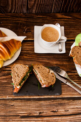 Cafe, croissants y sándwich