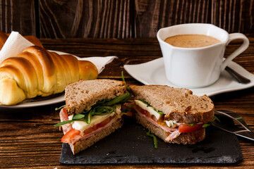 Cafe con leche, croissants y sándwich.