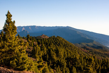 Paisajes de la isla de La Palma. Vistas de Cumbre Nueva y Cumbre Vieja y al fondo la Caldera de Taburiente.