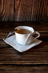 Taza de cafe sobre una mesa de madera