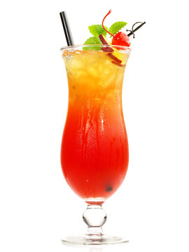 Tequila Sunrise Cocktail mit Pfirsich - Freigestellt